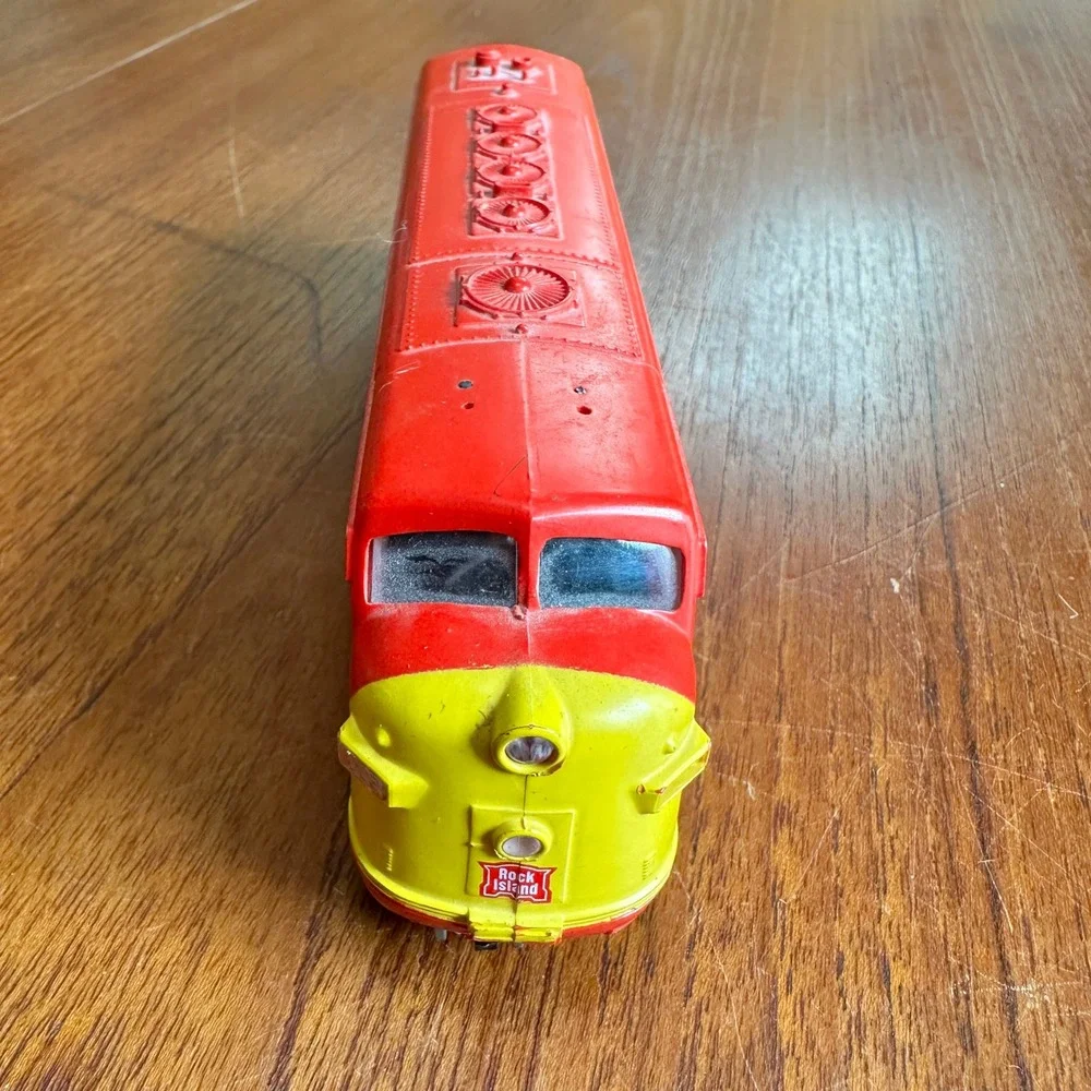 Athearn Rock Island HO Scale Diesel Locomotive Engine Red Yellow 7 Inch